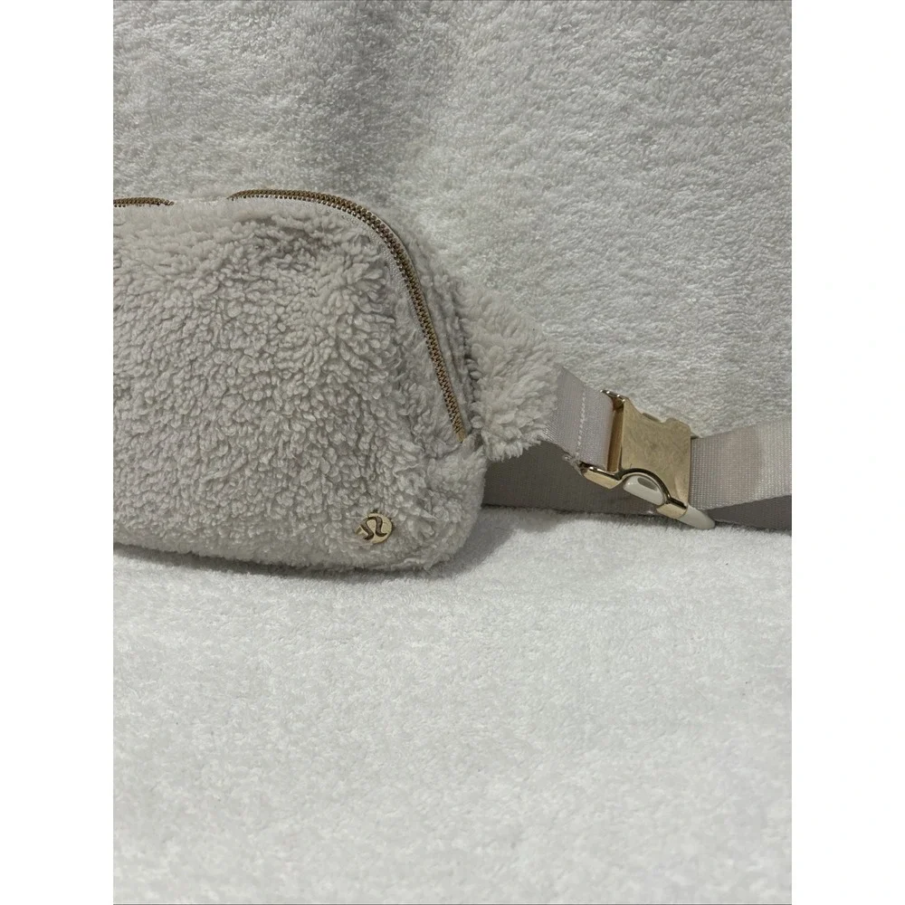 Lululemon Everywhere Belt Bag‎ Plush Fleece Ivory White Fanny Pack New With Tag